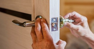 Установка и замена дверной ручки в Рубцовске от 273 руб. – Мастер24, монтаж фурнитуры, недорого
