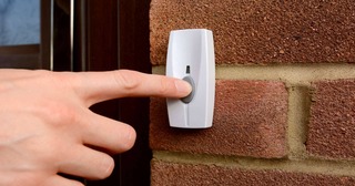 Установка дверного звонка в Рубцовске от Мастер24 — монтаж дверного звонка под ключ от 506 руб