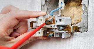 Замена розетки в Рубцовске по цене от 354 руб. Электрик на дом от Мастер24 – заменить и установить новую розетку быстро и недорого